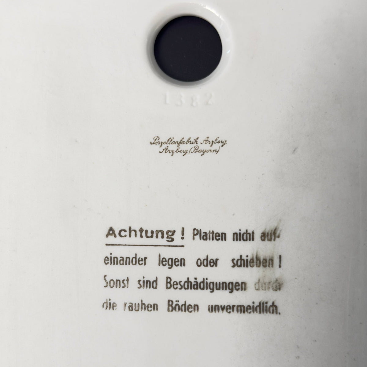 Arzberg model 1382 porcelæns morgenmadsbræt med rød kant - Frøken Lilly