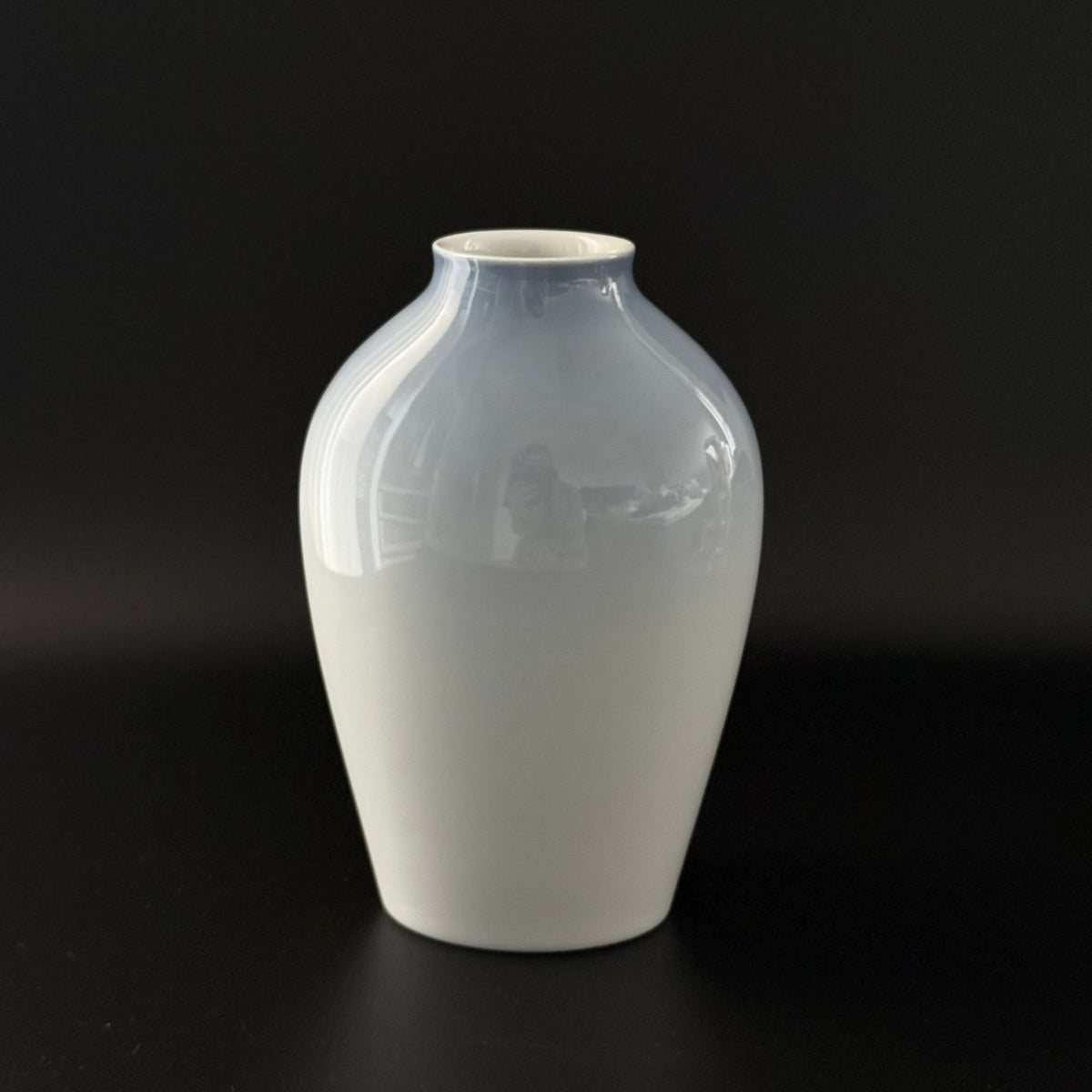 Bing & Grøndahl vase med motiv fra Den Gamle By nr. 1302 - 6238 - Frøken Lilly