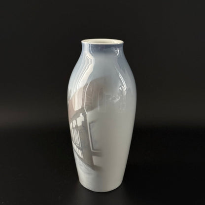 Bing & Grøndahl vase med motiv fra Den Gamle By nr. 1302 - 6238 - Frøken Lilly
