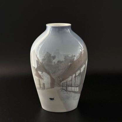 Bing & Grøndahl vase med motiv fra Den Gamle By nr. 1302 - 6238 - Frøken Lilly