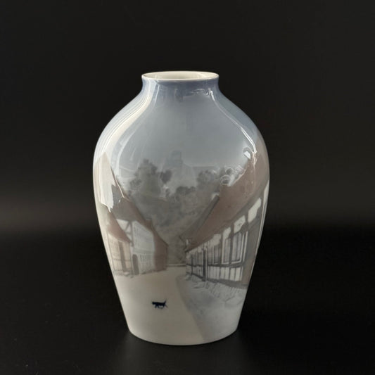 Bing & Grøndahl vase med motiv fra Den Gamle By nr. 1302 - 6238 - Frøken Lilly