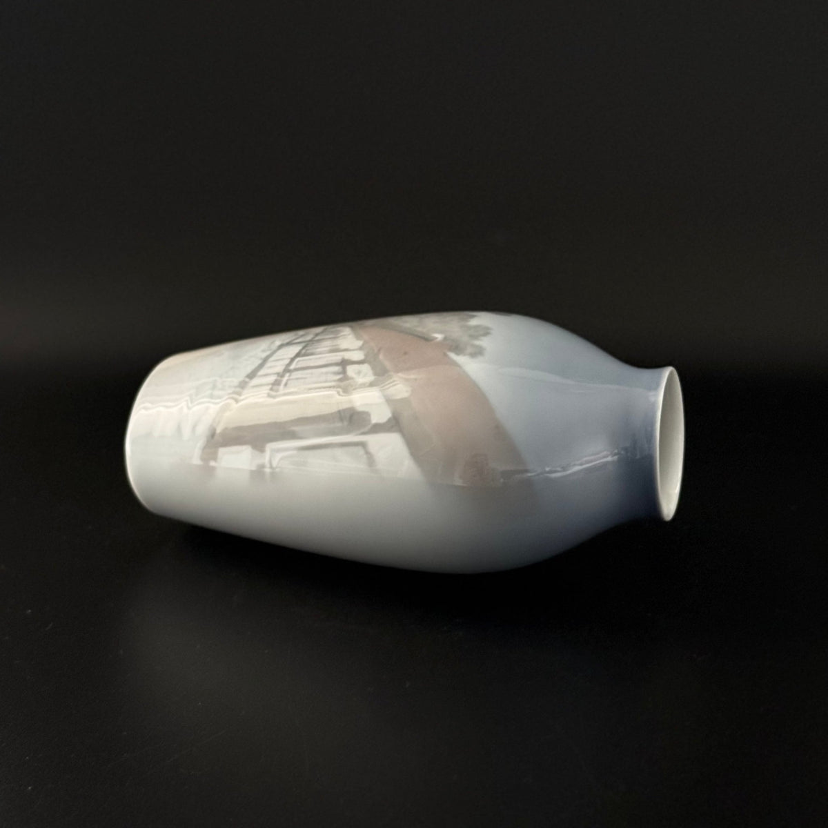 Bing & Grøndahl vase med motiv fra Den Gamle By nr. 1302 - 6238 - Frøken Lilly