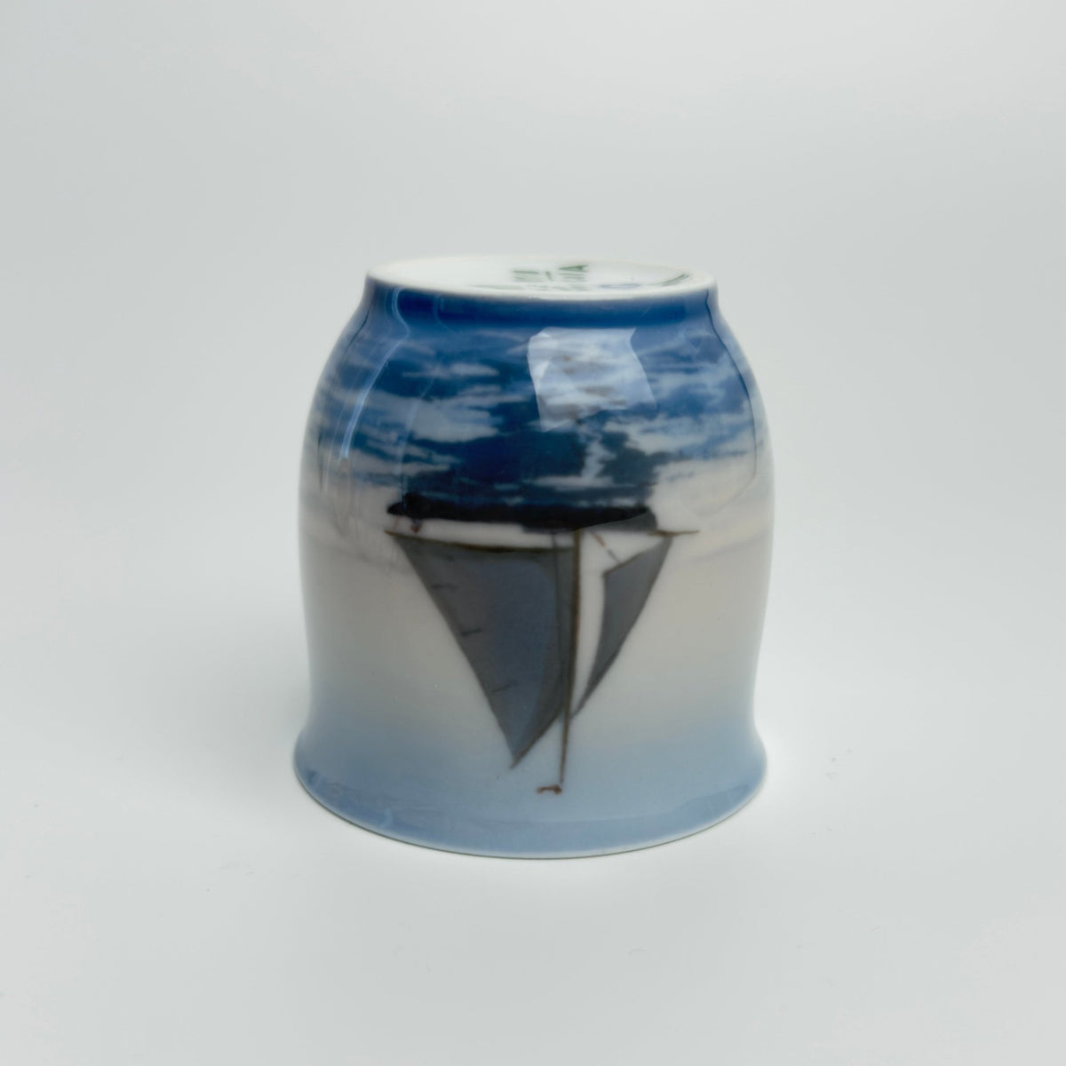Bing & Grøndahl porcelænsbæger med sejlbåd – nr. 87/8 601A - Frøken Lilly