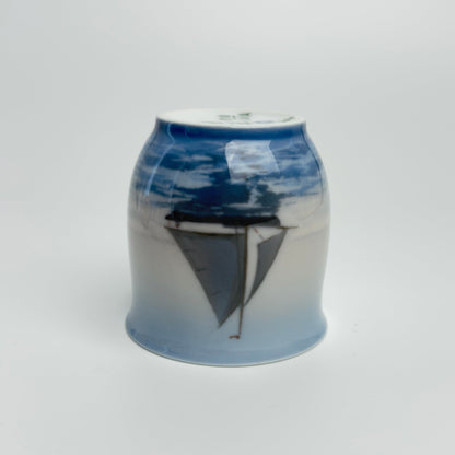 Bing & Grøndahl porcelænsbæger med sejlbåd – nr. 87/8 601A - Frøken Lilly