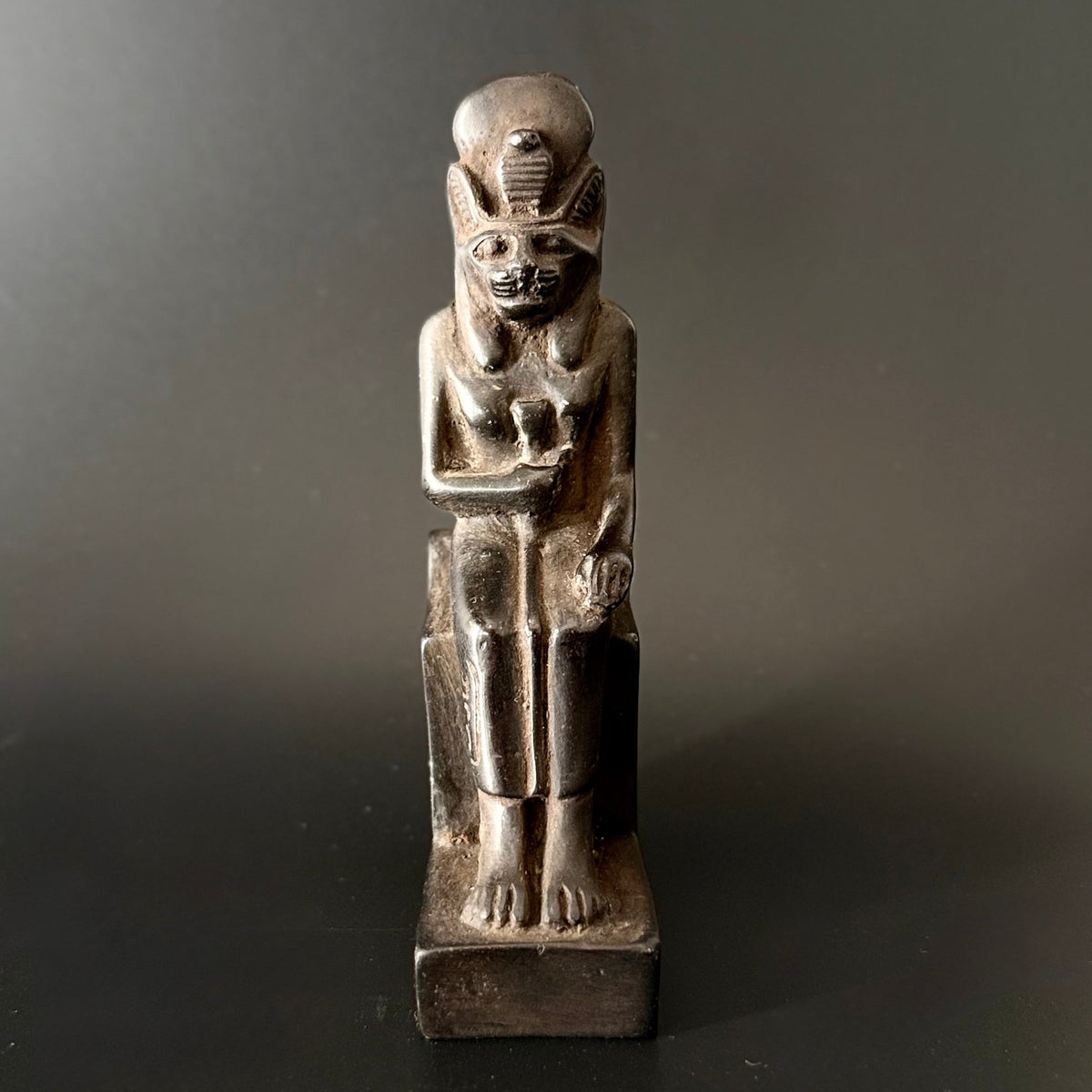 Egyptisk figur Hathor gudinde siddende dekorationsfigur - Frøken Lilly