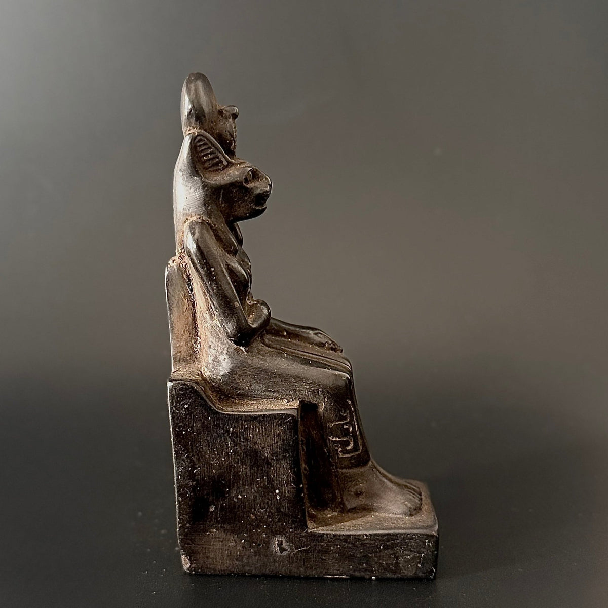Egyptisk figur Hathor gudinde siddende dekorationsfigur - Frøken Lilly
