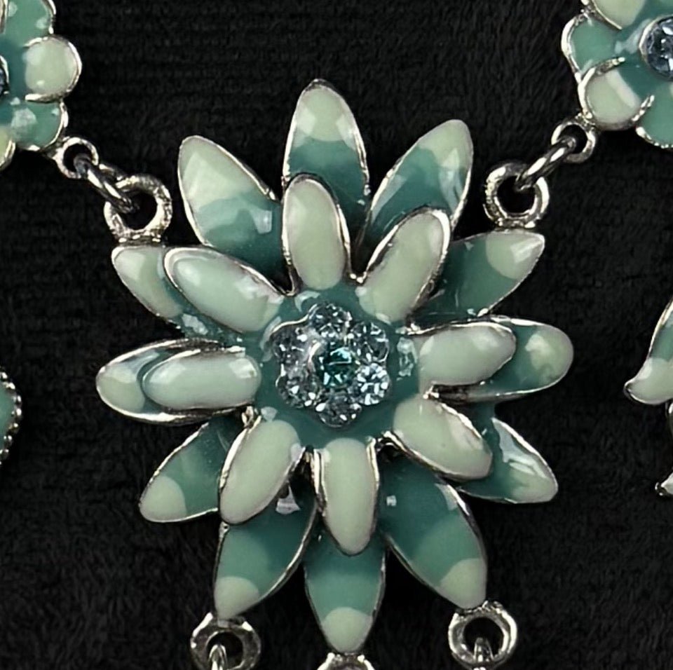 Elegant statement-halskæde med blomster, turkis emalje og facetslebne sten - Frøken Lilly