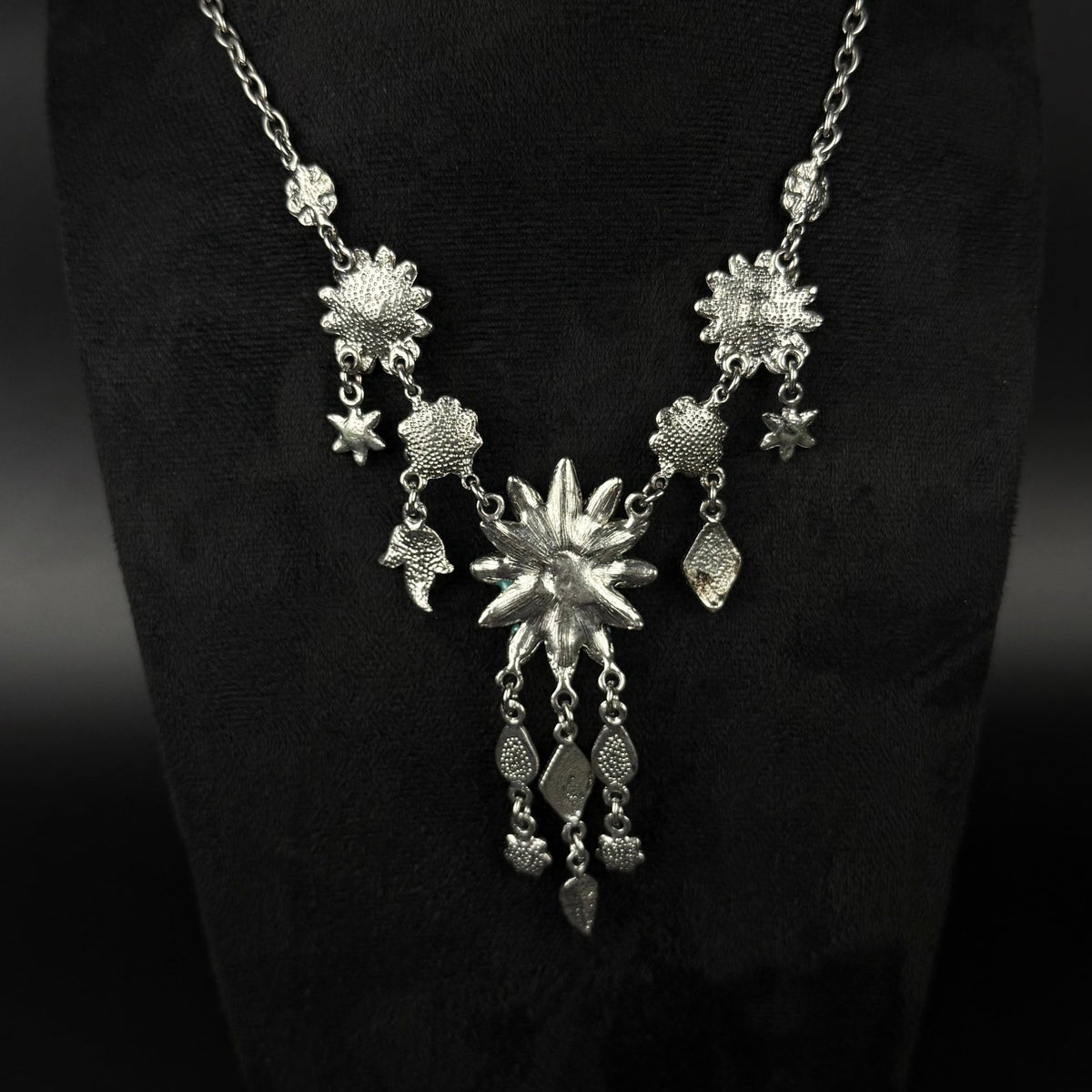 Elegant statement-halskæde med blomster, turkis emalje og facetslebne sten - Frøken Lilly