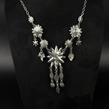 Elegant statement-halskæde med blomster, turkis emalje og facetslebne sten - Frøken Lilly