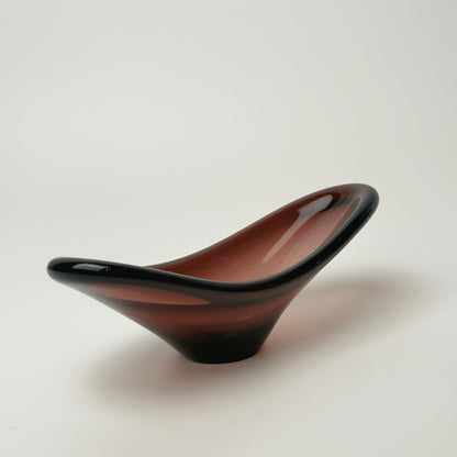 Glasskål i auberginefarvet glas – freeform 1960-70'erne, muligvis Flygsfors - Frøken Lilly