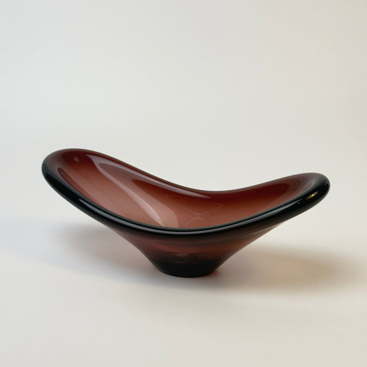 Glasskål i auberginefarvet glas – freeform 1960-70'erne, muligvis Flygsfors - Frøken Lilly