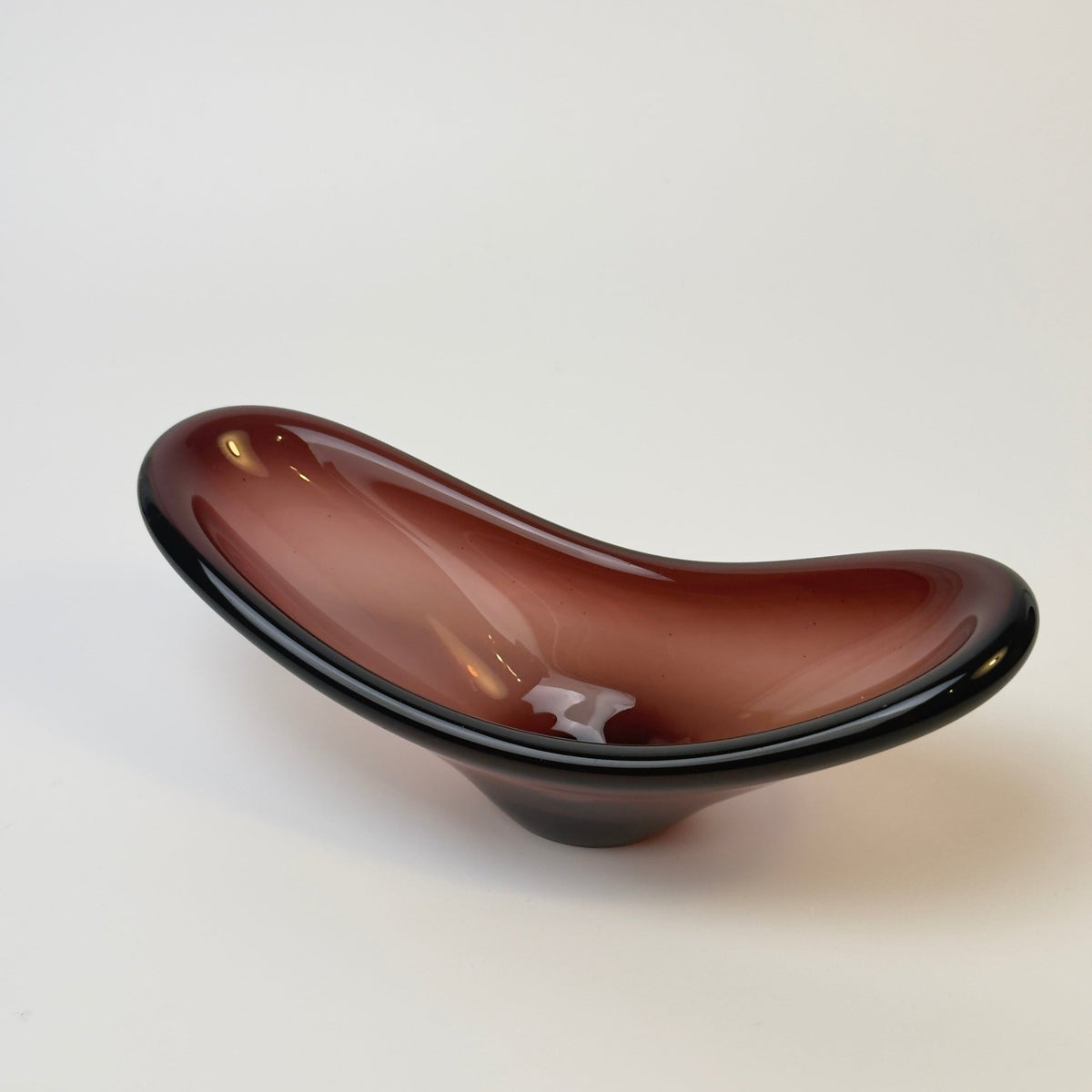 Glasskål i auberginefarvet glas – freeform 1960-70'erne, muligvis Flygsfors - Frøken Lilly