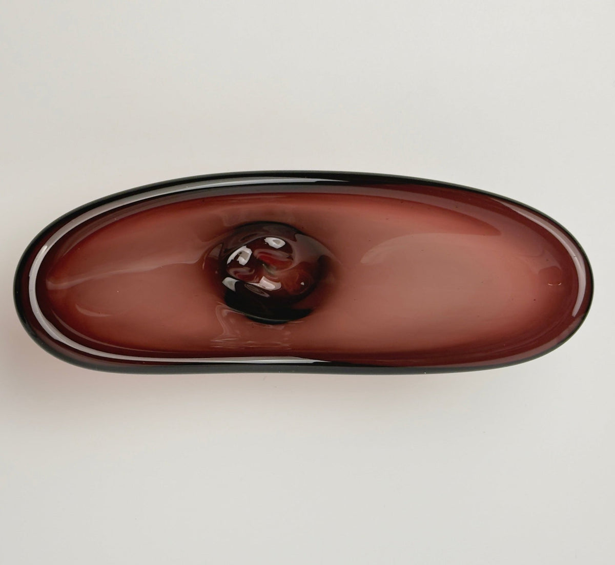 Glasskål i auberginefarvet glas – freeform 1960-70'erne, muligvis Flygsfors - Frøken Lilly