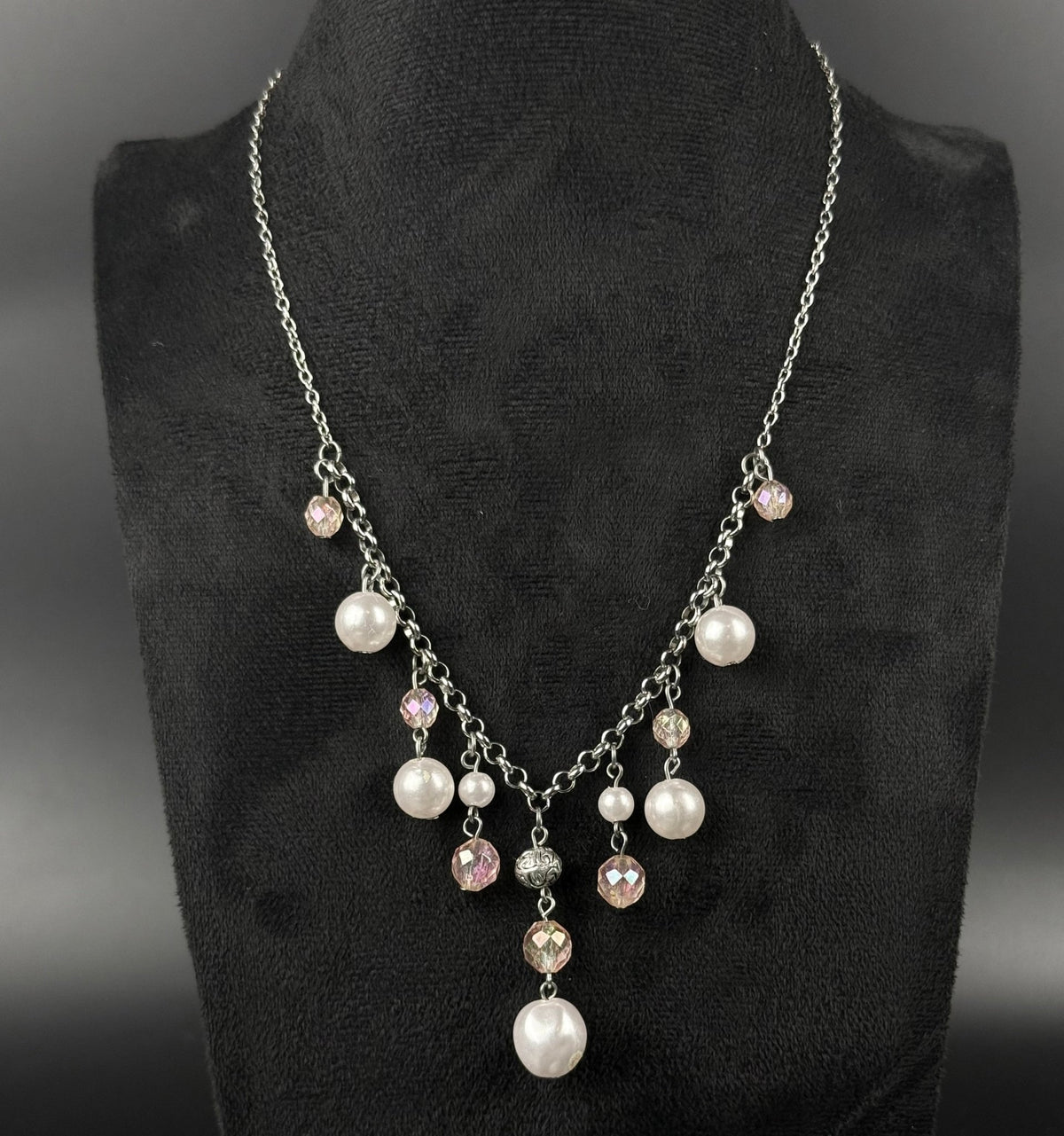 Halskæde med perler og lyserøde glasperler i sølvfarvet kæde - Frøken Lilly