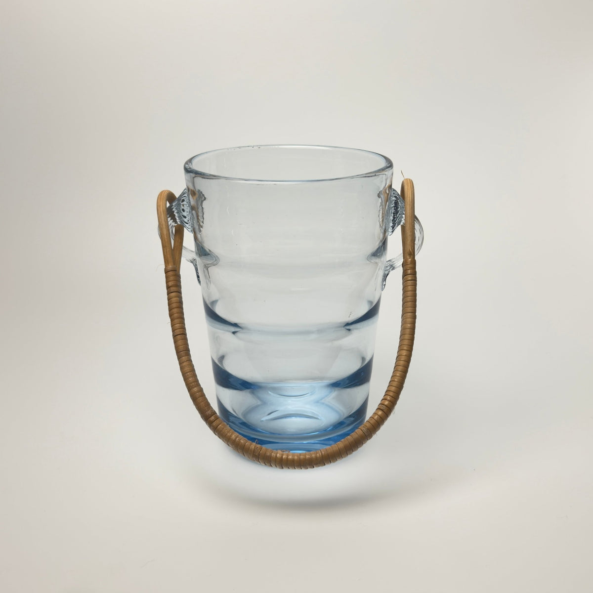 Holmegaard vintage isspand i lyseblåt glas med rattan hank, 1930-1950'erne - Frøken Lilly