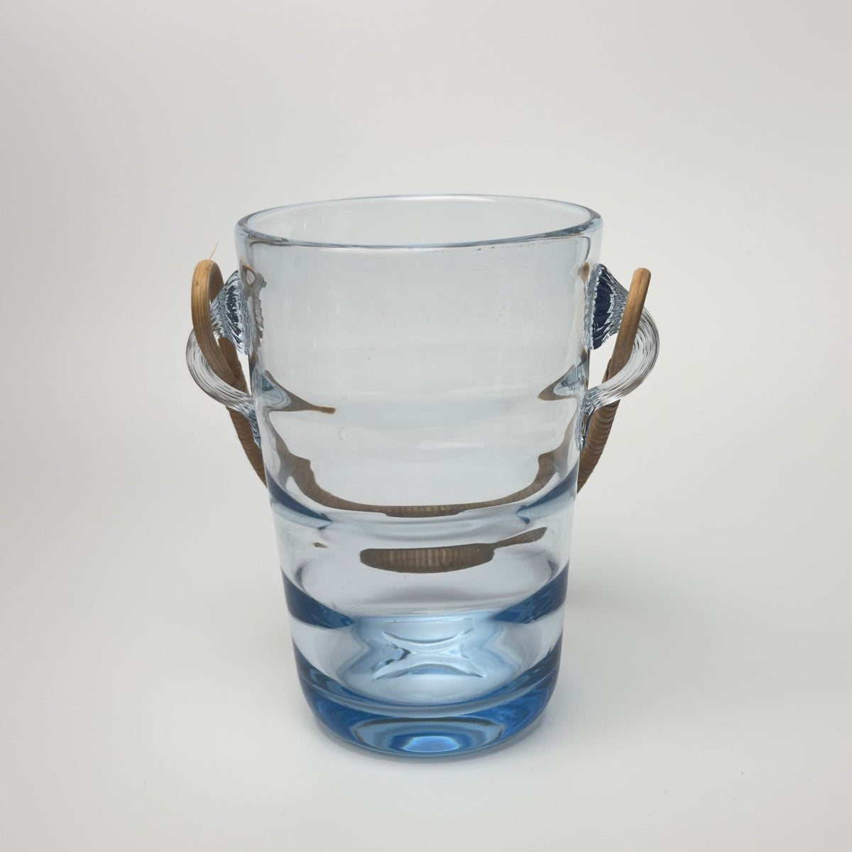 Holmegaard vintage isspand i lyseblåt glas med rattan hank, 1930-1950'erne - Frøken Lilly