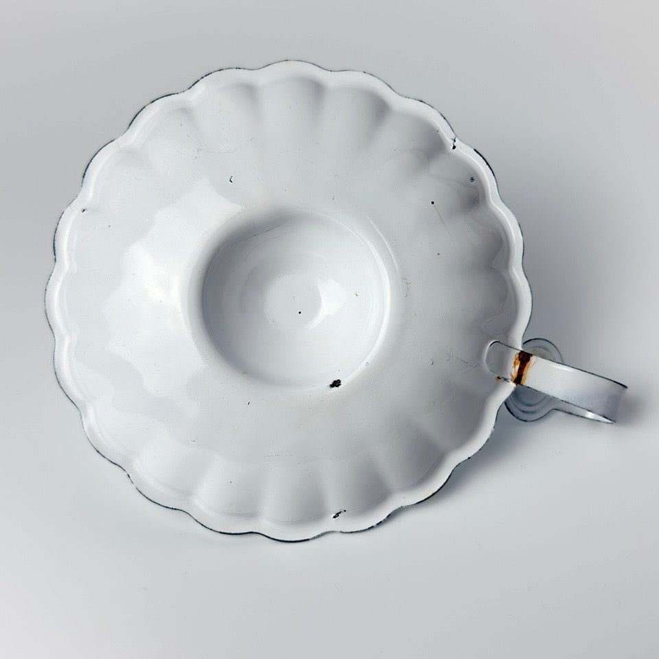 Hvid emaljeret kammerstage med håndtag - Frøken Lilly