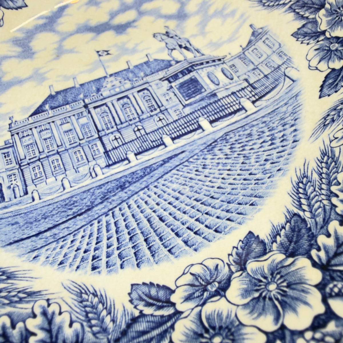 Imerco jubilæumstallerken 20 cm, dyb – Amalienborg Slot fra 1978 - Frøken Lilly
