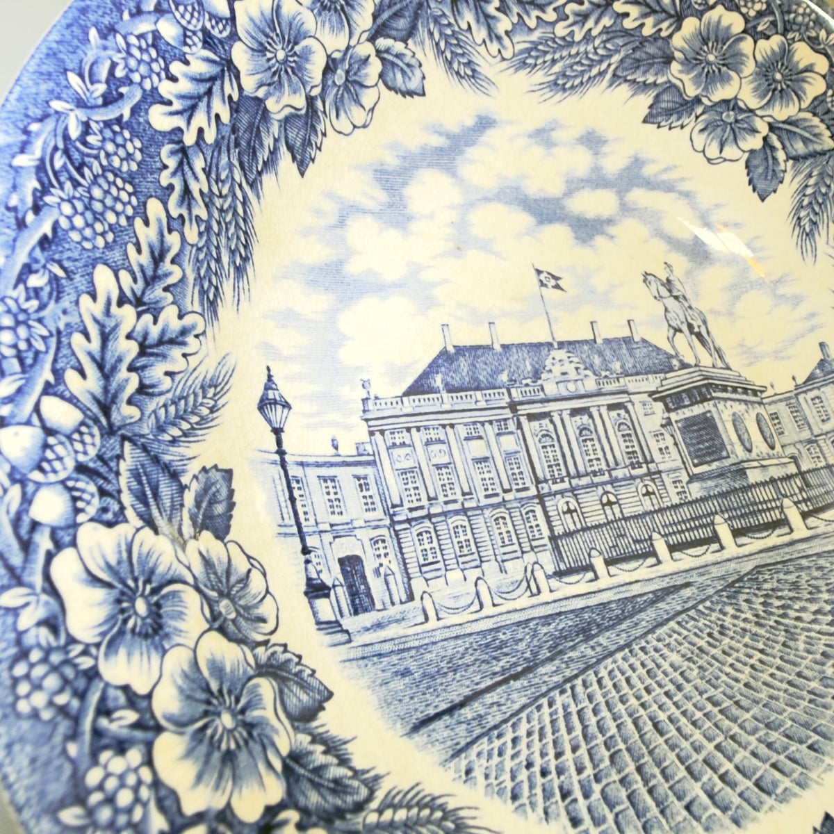 Imerco jubilæumstallerken 20 cm, dyb – Amalienborg Slot fra 1978 - Frøken Lilly