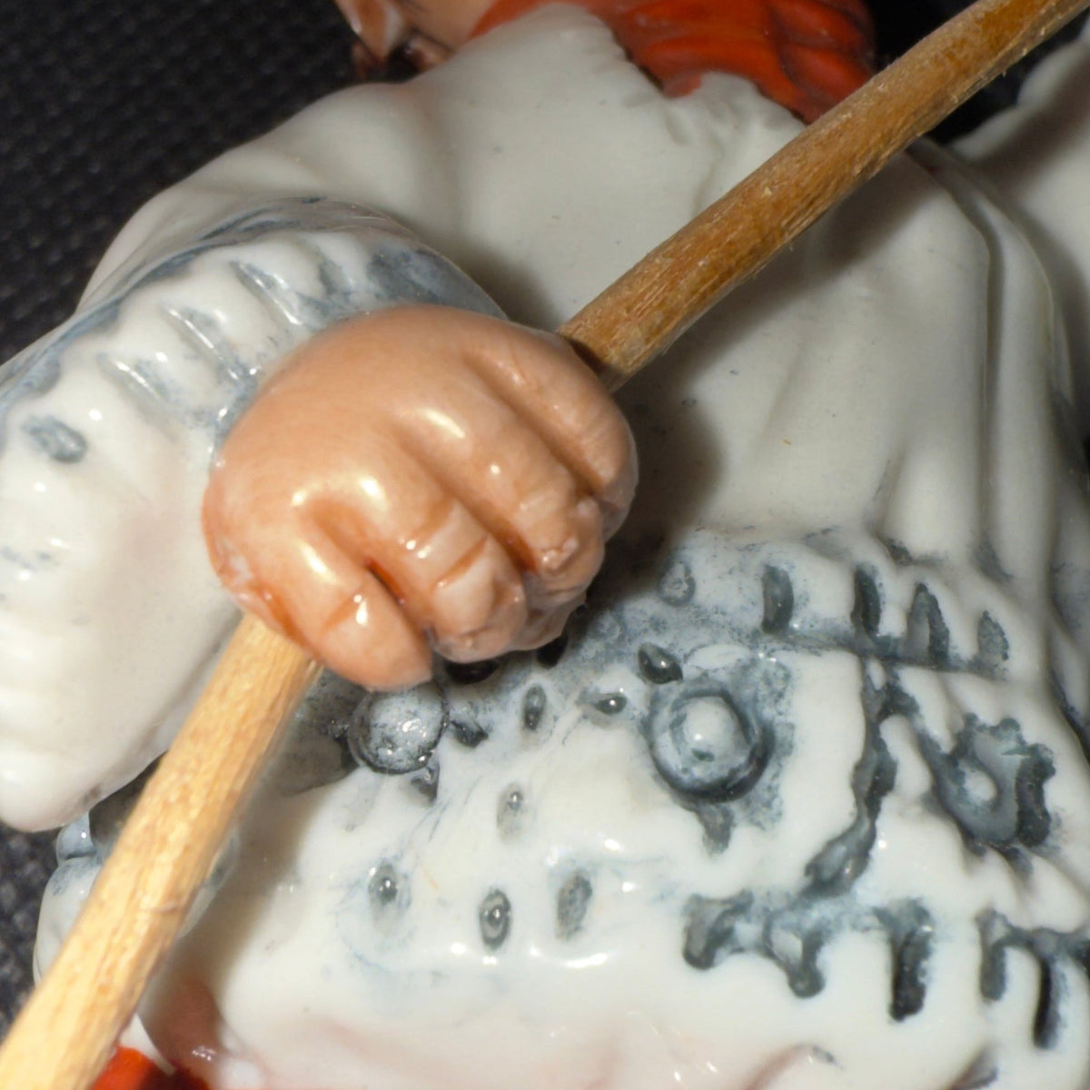 Italiensk håndmalet keramikfigur – alterdreng med kollektpose, Capodimonte - inspireret - Frøken Lilly