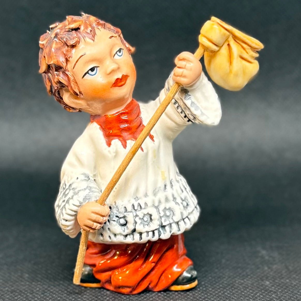 Italiensk håndmalet keramikfigur – alterdreng med kollektpose, Capodimonte - inspireret - Frøken Lilly