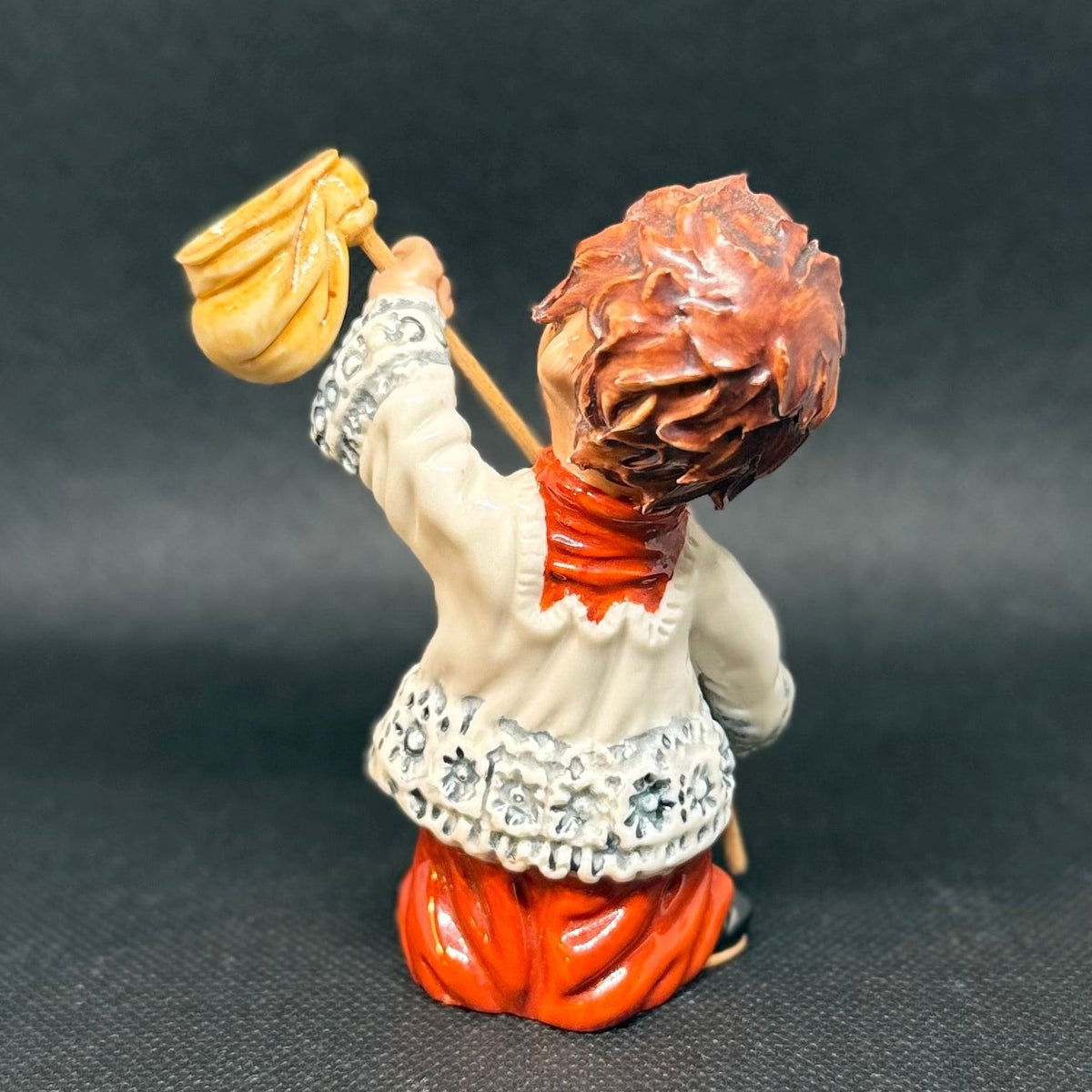 Italiensk håndmalet keramikfigur – alterdreng med kollektpose, Capodimonte - inspireret - Frøken Lilly
