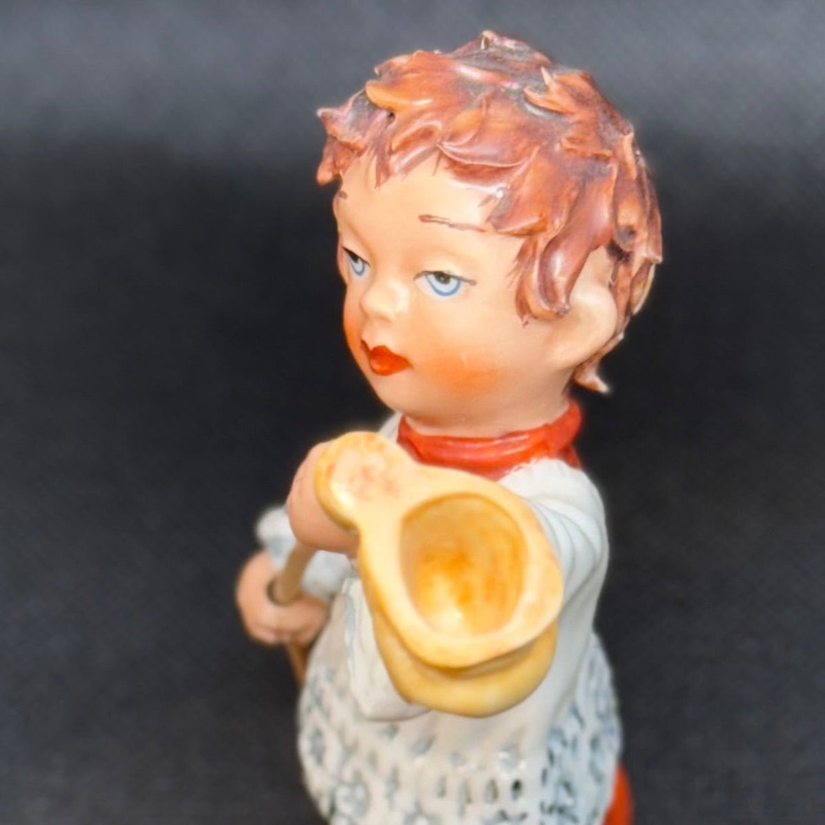 Italiensk håndmalet keramikfigur – alterdreng med kollektpose, Capodimonte - inspireret - Frøken Lilly