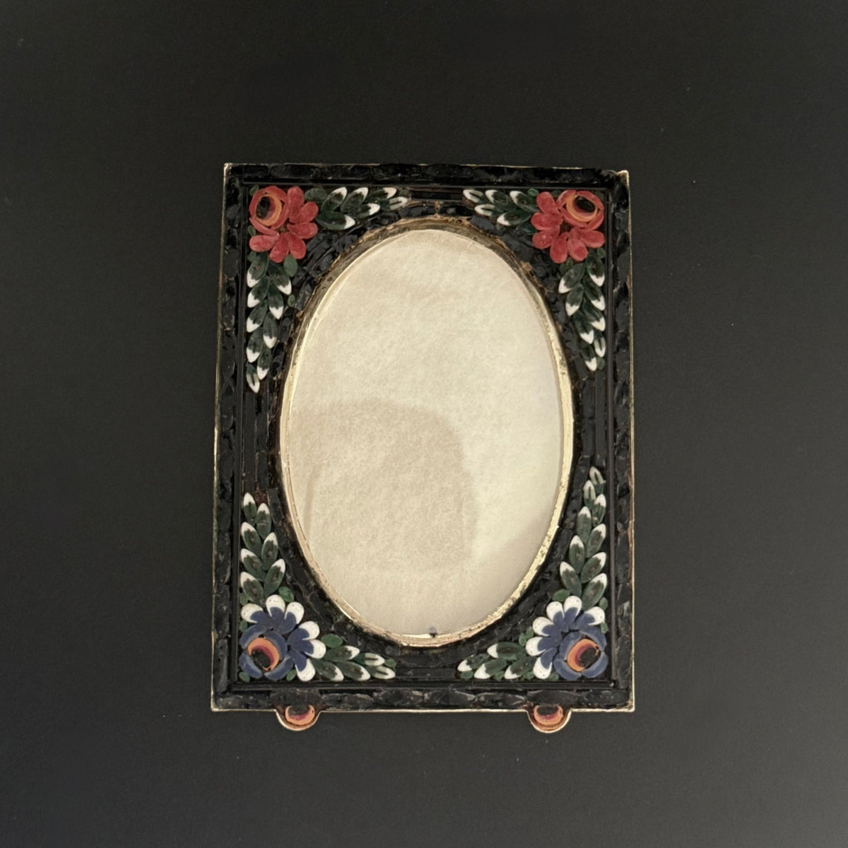 Italiensk mikromosaik fotoramme i forgyldt messing med blomster, 1920 - 1950 - Frøken Lilly