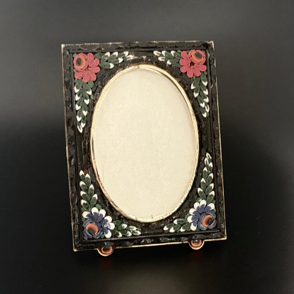 Italiensk mikromosaik fotoramme i forgyldt messing med blomster, 1920 - 1950 - Frøken Lilly