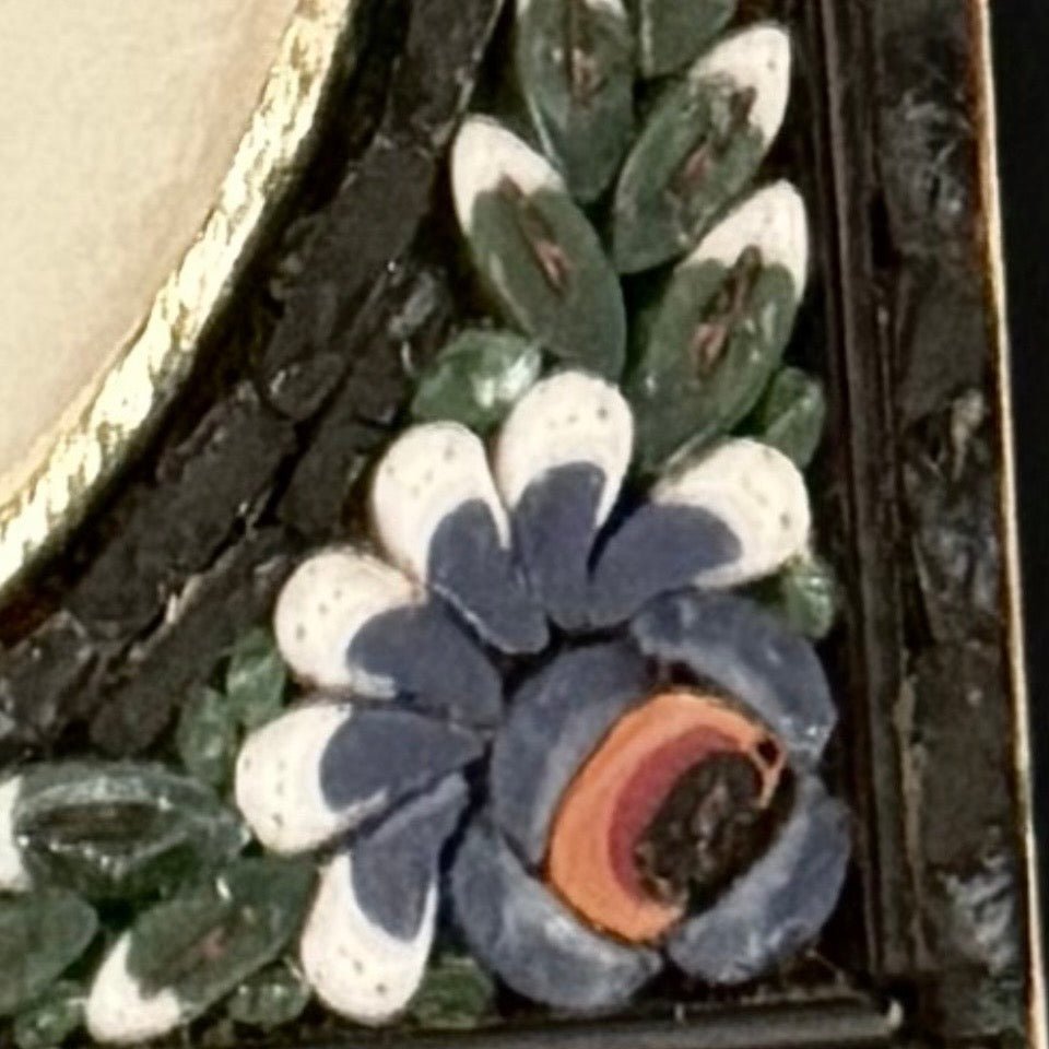 Italiensk mikromosaik fotoramme i forgyldt messing med blomster, 1920-1950 - Frøken Lilly