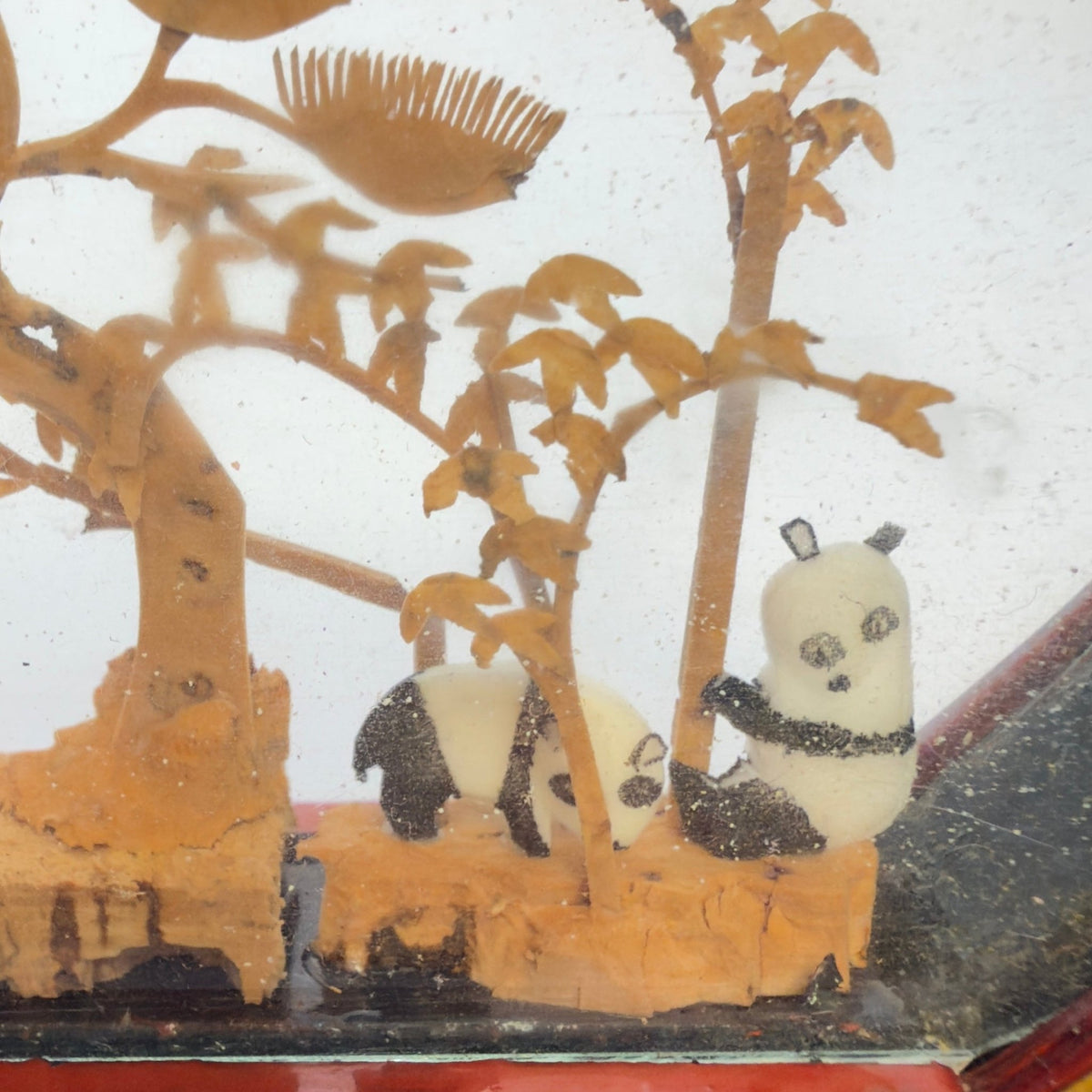 Kinesisk korkdiorama med landskab, pagode og panda i lakglasmontre – San You, ca. 1960’erne - Frøken Lilly
