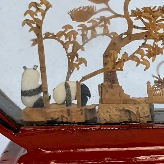 Kinesisk korkdiorama med landskab, pagode og panda i lakglasmontre – San You, ca. 1960’erne - Frøken Lilly