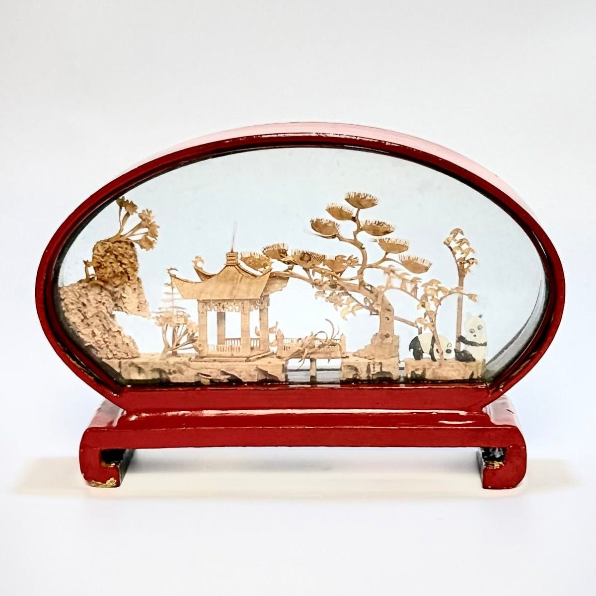 Kinesisk korkdiorama med landskab, pagode og panda i lakglasmontre – San You, ca. 1960’erne - Frøken Lilly