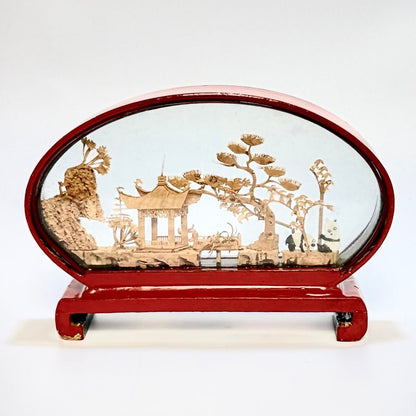 Kinesisk korkdiorama med landskab, pagode og panda i lakglasmontre – San You, ca. 1960’erne - Frøken Lilly