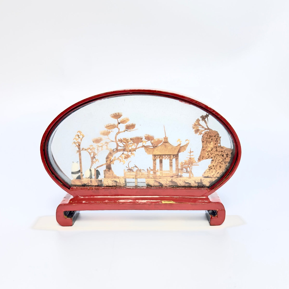 Kinesisk korkdiorama med landskab, pagode og panda i lakglasmontre – San You, ca. 1960’erne - Frøken Lilly