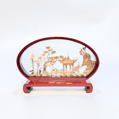 Kinesisk korkdiorama med landskab, pagode og panda i lakglasmontre – San You, ca. 1960’erne - Frøken Lilly