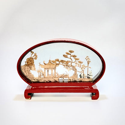 Kinesisk korkdiorama med landskab, pagode og panda i lakglasmontre – San You, ca. 1960’erne - Frøken Lilly