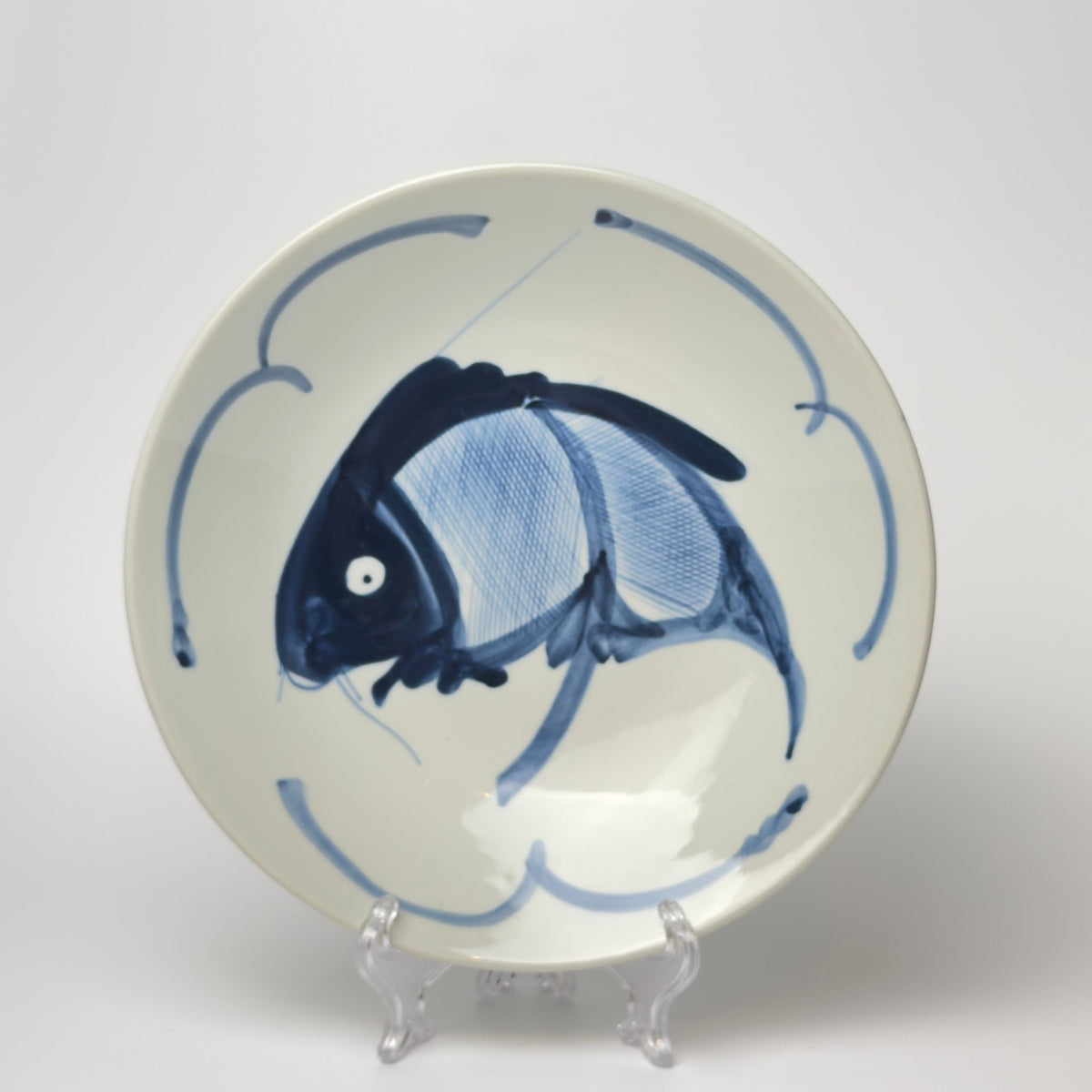 Kinesisk porcelænstallerken med blå fisk – dyb tallerken / fad 22,5 cm - Frøken Lilly