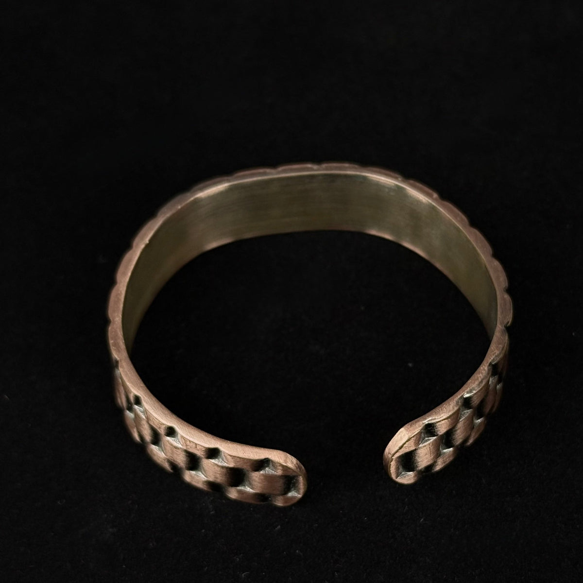 Kobber armbånd med magneter og præget mønster - Frøken Lilly