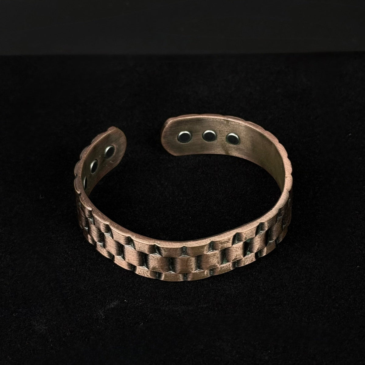 Kobber armbånd med magneter og præget mønster - Frøken Lilly