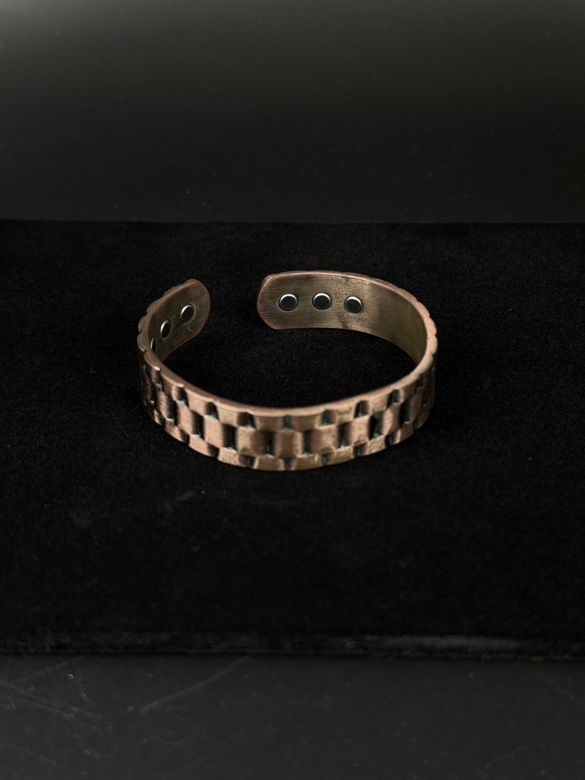 Kobber armbånd med magneter og præget mønster - Frøken Lilly