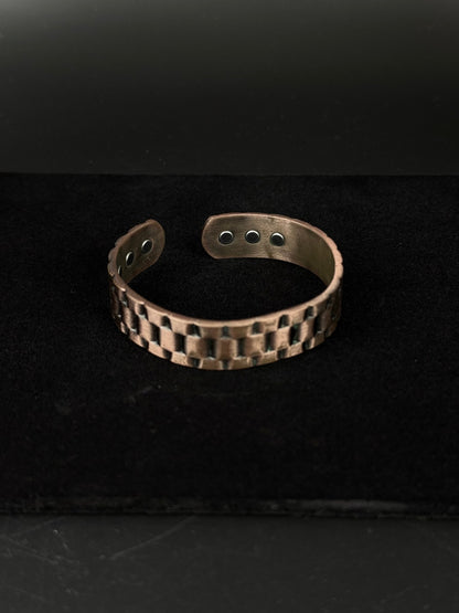 Kobber armbånd med magneter og præget mønster - Frøken Lilly