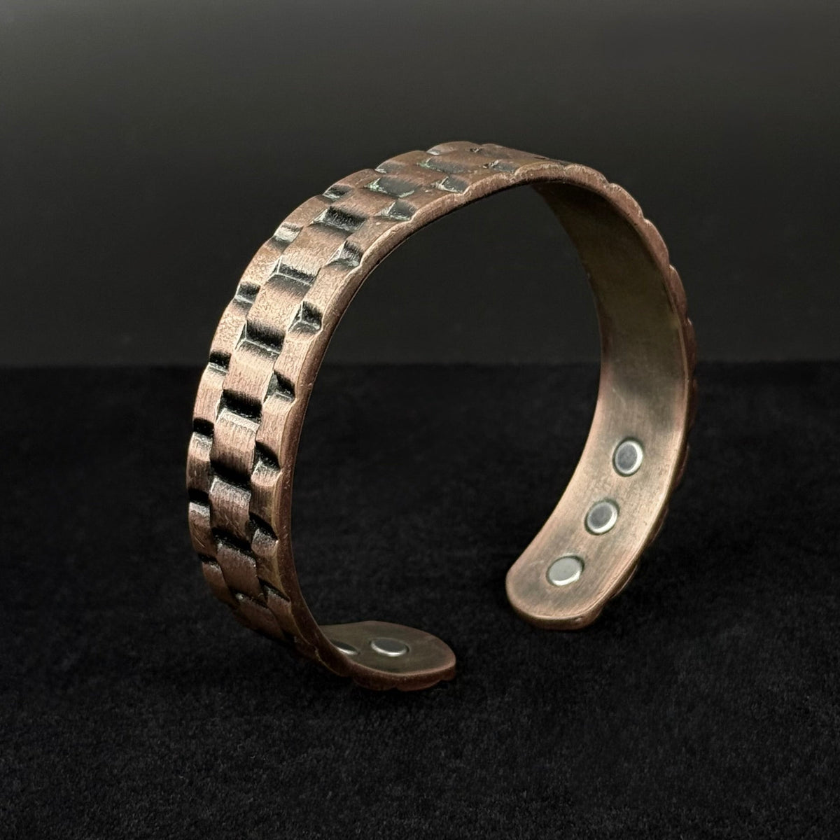 Kobber armbånd med magneter og præget mønster - Frøken Lilly