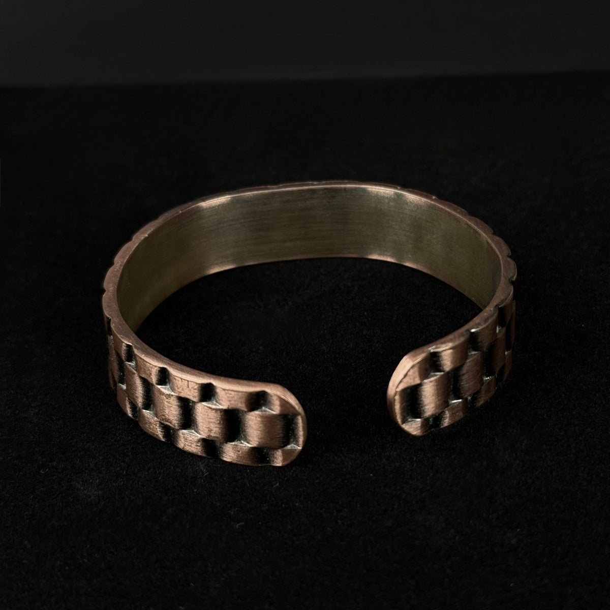 Kobber armbånd med magneter og præget mønster - Frøken Lilly