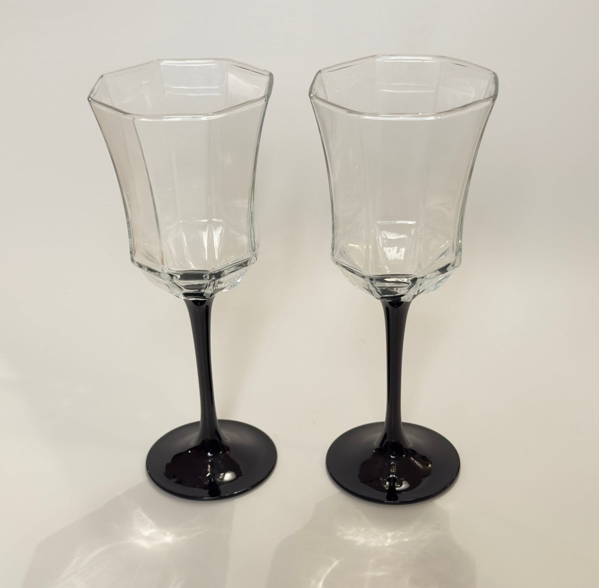 Luminarc Octime rødvinsglas med sort stilk — fransk retrodesign fra 80’erne - Frøken Lilly