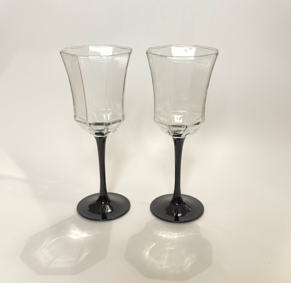 Luminarc Octime rødvinsglas med sort stilk — fransk retrodesign fra 80’erne - Frøken Lilly