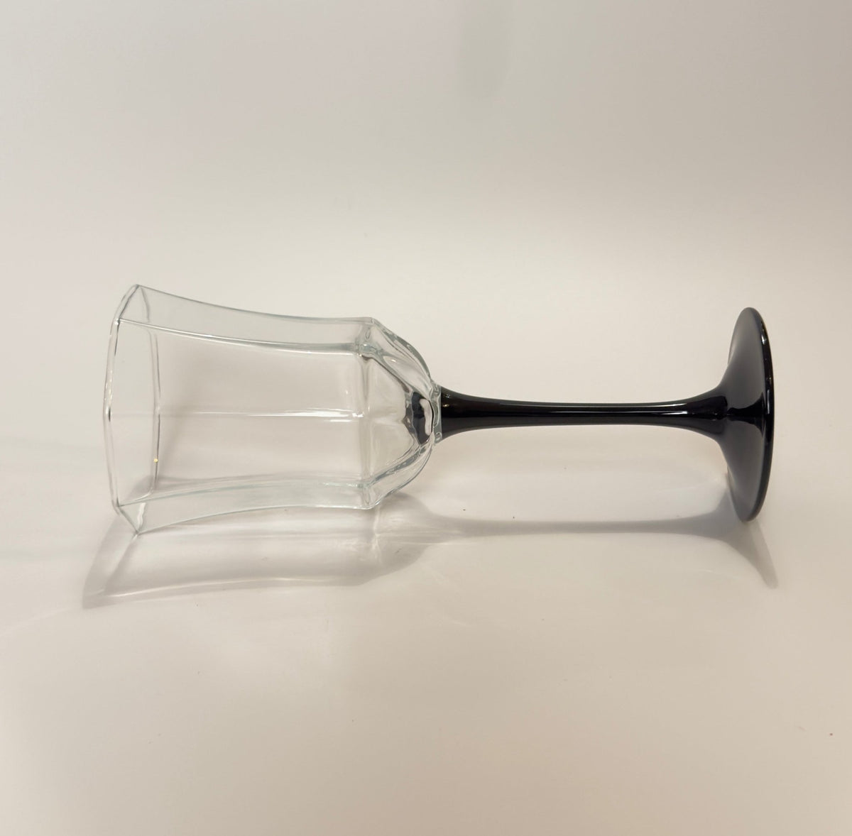 Luminarc Octime rødvinsglas med sort stilk — fransk retrodesign fra 80’erne - Frøken Lilly