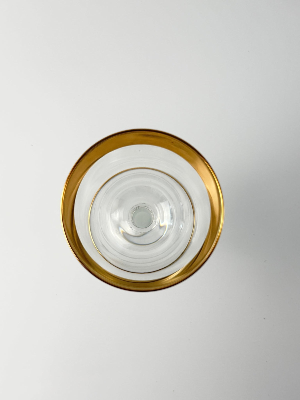 Lyngby Glas Tosca hvidvinsglas i krystal med bred ciseleret guldkant, 1960'erne - Frøken Lilly