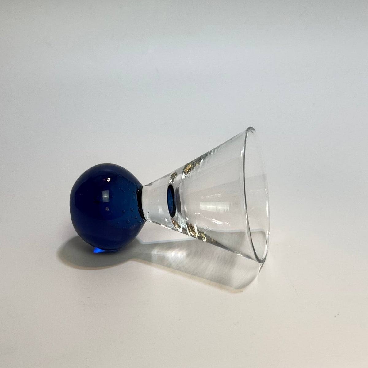 Martiniglas med blå glaskuglestilk – midcentury stil - Frøken Lilly