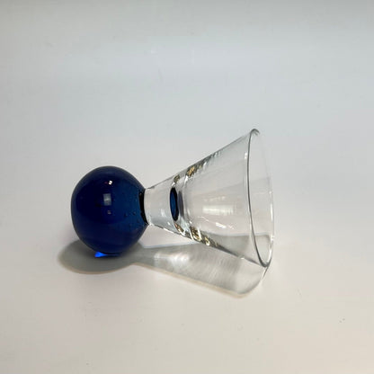 Martiniglas med blå glaskuglestilk – midcentury stil - Frøken Lilly